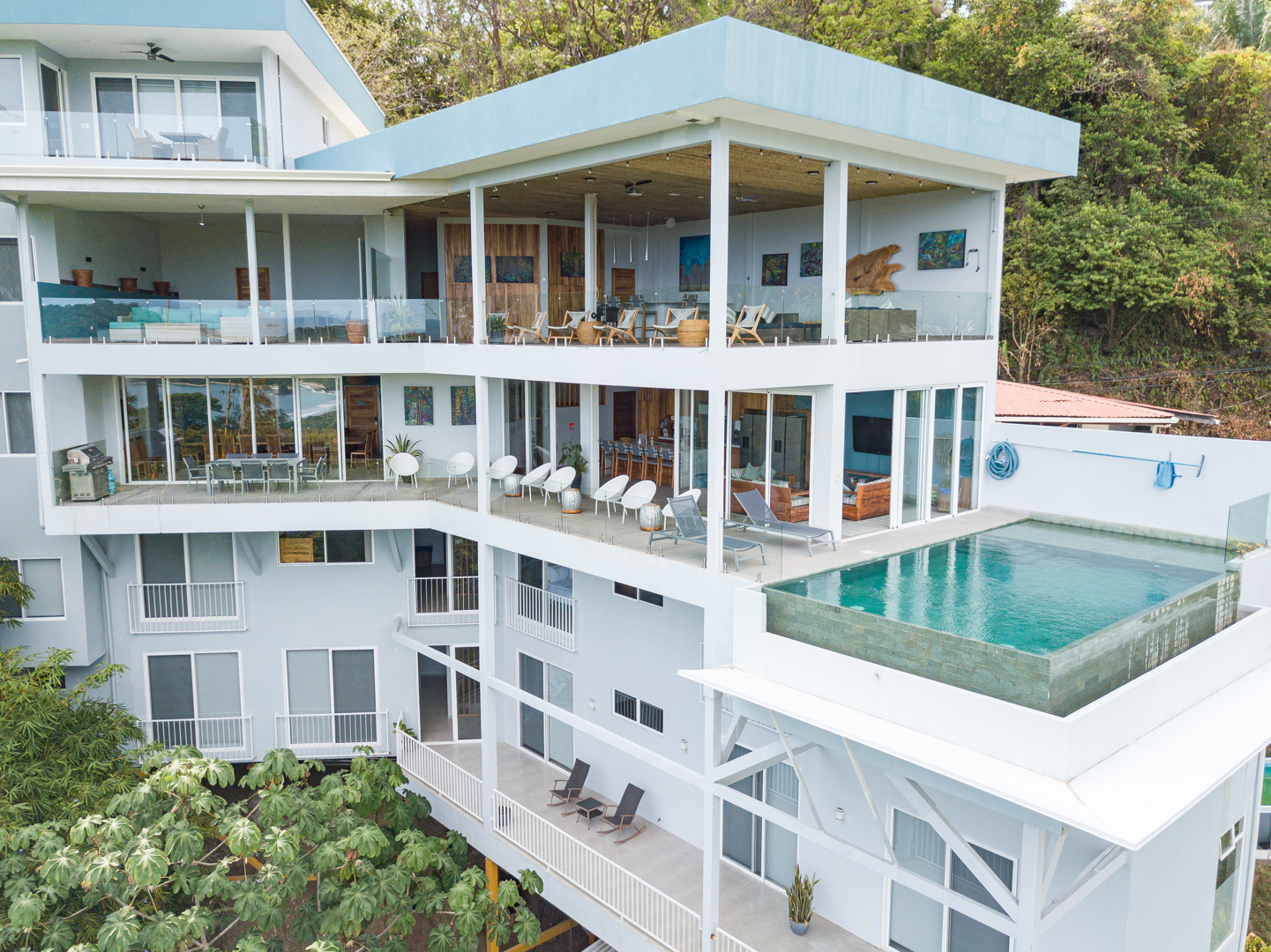Villa Costa Vida's infinity pool overlooking the Manuel Antonio coast